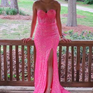 I’m selling a Sherri hill size 2 prom dress